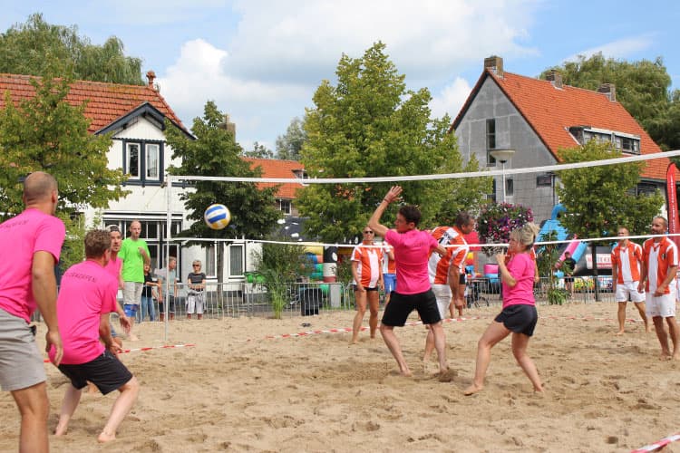 Beachvolleybalwedstrijd op het dorpsplein van Leimuiden
